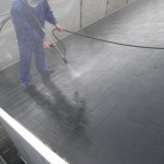 ②高圧水洗作業中_屋根を洗ってます。