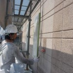 12_同じくシーラー塗ってます。手前の壁の色が濃くなっているところが施工済のところです。