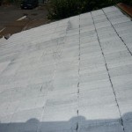 06_屋根はカラーベストですので専用の塗料を塗っていきます。写真は既に下塗りを施工済みです。