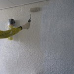 30_玄関階段室壁面・中塗り、ローラー施工中