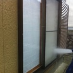 03_窓と網戸を洗っています。