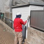 17.外にある倉庫を塗るため表面をケレン・清掃しています。