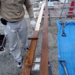 7.弊社作業所にて、ウッドデッキの木部材料に防腐防虫塗料を塗っていきます。