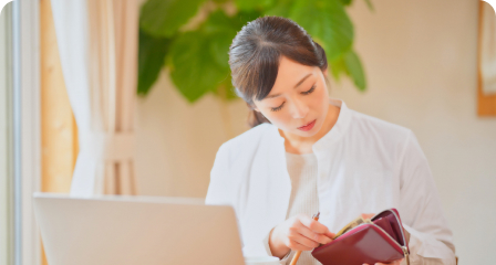 お財布の中身を確認する女性