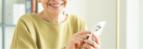 スマホを操作する女性
