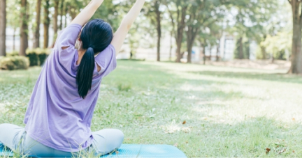 公園でストレッチをしている女性
