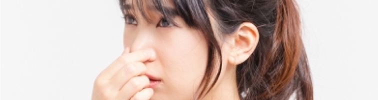 鼻をつまんだ女性