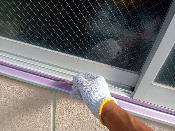 いなべ市_工場外壁塗装_サッシコーキング2