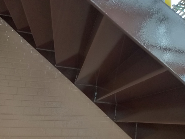 四日市市_アパートS_階段上塗り