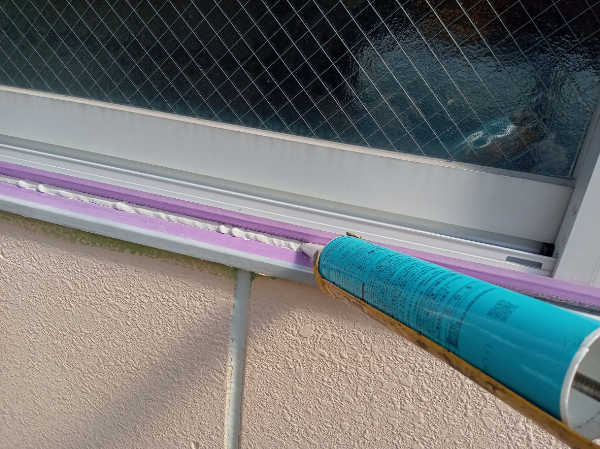 いなべ市_工場外壁塗装_サッシコーキング3