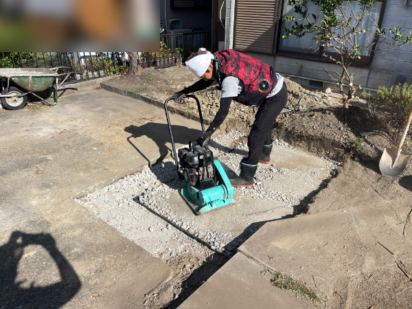 四日市市_H様_転圧４ 三重県いなべ市｜工場外壁塗装｜シーリング打ち替えで雨漏り解消！ · 施工実績 ⌘K 下書き保存 公開 三重県いなべ市｜工場外壁塗装｜シーリング打ち替えで雨漏り解消！ みなさんこんにちは！四日市市の屋根・外壁リフォーム業者のアイケンです！ いなべ市の工場オーナー様から、雨漏り修理と外壁塗装のご依頼がありました。 「屋根は壊れていないのに、雨漏りしているのか壁にシミがあるんです」とお話しされていました。 【施工前】外壁シーリングが劣化していました いなべ市_工場外壁塗装_施工前2 いなべ市_工場外壁塗装_施工前1 早速工場にお伺いし、屋根や外壁を調査しました。オーナー様がおっしゃる通り屋根は問題がなく、そのかわりに雨垂れによると思われる黒ずみや、外壁シーリングの劣化が目立っていました。 ところどころ隙間があったり、ヒビ割れが確認できました。 シーリング　ヒビ割れ例 例：ヒビ割れ 外壁シーリングの劣化チェックポイント ひび割れ（クラック）がないか 　細かなひびでも雨水が侵入する恐れがあります。早めの補修が大切です。 ﻿ はがれ・浮きがないか 　外壁やサッシとの接着が弱まると、防水機能が低下します。 ﻿ 肉やせ（痩せ）していないか 　シーリングが縮んで隙間が生じると、内部に　水が回りやすくなります。 ﻿ 変色・汚れが目立たないか 　黒ずみやカビは防水性能の劣化サイン。打ち　　替え時期の目安になります。 高圧洗浄で汚れを落としてから塗装スタート いなべ市_工場外壁塗装_高圧洗浄 水で汚れを落とします まずは高圧洗浄で建物全体の汚れを落としました。 不純物がついたまま塗装をしてしまうと、早期に塗膜がはがれてしまい意味がなくなってしまうからです。 屋根や外構も一緒に洗浄させていただきました。 窓サッシや外壁のシーリング（コーキング）を全て打ち替え いなべ市_工場外壁塗装_コーキング完了3 打ち替え後 シーリング材を全て新しく交換することを「シーリング打ち替え」と呼びます。 経年劣化でどうしても樹脂が硬化して、ヒビや隙間ができてしまうため、10年を目安にシーリングを交換するのが理想です。 プライマー シーリング充填 完了 窓サッシのシーリングも打ち替えました。こうした隙間は雨漏りしやすい箇所のため、しっかりとメンテナンスすることが重要です。 下塗り、中塗り、上塗りと3回塗料を重ねました 下塗り 上塗り 屋根や外壁塗装は3回塗りが基本です。それぞれ下記の役割があり、1つも欠かせない大切な工程です。 下塗り 　下地と塗料の密着を高める接着剤の役割。 　劣化した外壁を補強し、塗料の吸い込みを防ぐ。 ﻿ 中塗り 　塗りムラを均一にし、上塗りの仕上がりを美しく整える。 　耐久性を確保するための「強化層」として重要。 ﻿ 上塗り 　紫外線・雨風・汚れから外壁を保護し、ツヤ・美観を長期間維持。 　中塗りと合わせて、耐候性・防水性を高めます。 ※もしも見積もりが安すぎる業者がいた場合、要注意です。塗り回数を少なくして材料費を減らそうという悪質な業者もいるからです。見積もりは最低2~3社依頼して詳しく見比べることをオススメします。 色ムラもなく美しい仕上がりに 広範囲の塗装でしたが、色ムラもなくキレイに仕上がりました！ アイケンでは工場の施工実績も豊富です。足場設置や洗浄、塗装のノウハウがしっかりありますので、ありがたいことに工場オーナー様からも多々ご依頼をいただいております。 お見積もりのみでも大歓迎なので、お気軽にご連絡くださいね＾＾ ↓工場の外壁塗装事例はこちらにもございます！大規模な建物塗装もおまかせください！ 【施工後】雨漏りも解消して清潔感あふれる外観に いなべ市_工場外壁塗装_施工後 ホワイトで塗装し、清潔感あふれる美しい外観となりましたね！ 外壁や窓サッシのシーリングをしっかり入れ替えたので、雨漏りの心配もありません。 工場オーナー様にも「まさか外壁が原因だったとは思いませんでした。すぐ対応してくださって助かりました！」と喜んでいただけました。 実は、外壁が原因の雨漏りも多数あるんです！ いなべ市_工場外壁塗装_中塗り 雨漏り＝屋根と思いがちですが、外壁の亀裂やシーリングの劣化が原因であることも意外と多いのです。 シーリングが劣化して隙間ができている 外壁がヒビ割れている 室内の壁紙にシミがある などの症状がありましたら、一度専門家に点検をご依頼ください。 いなべ市周辺の雨漏り調査とスピード補修はアイケンにおまかせ！ 最後までご覧いただきありがとうございました！ / S / ﻿ 上に移動下に移動パネルを切り替え: 施工事例フォーマット（2025/6〜） 施工状況 施工前画像 1枚目が施工前のメイン画像として表示されます 画像 最大6枚まで 行を追加 施工後画像 1枚目に施工後のメイン画像を登録し、同じものをアイキャッチにも登録してください 画像 最大6枚まで 行を追加 施工データ 物件種別 例）戸建て２階建て・平屋・ビル・マンション など 戸建て２階建て 施工箇所 例）屋根・外壁・付帯部 外壁 お悩み 例）外壁に亀裂が入っていて不安 外壁に亀裂が入っていて不安 施工内容 例）高耐久塗料とクリヤー塗装で更に艶調整 使用塗料や材料 例） 無機チタンシリーズ 外壁　PL-07(3分)　 ベランダ外壁　クリヤー(3分) 屋根　PL-47 塗装色 例）ホワイト・黒・グレー ホワイト 施工価格 ○○万円（税込）と表示されます。 ※数字のみご記入ください 56 平米 〇〇㎡と表示されます。 ※数字のみご記入ください 100 お客様データ お客様の声画像 画像が選択されていません 画像を追加 お客様情報 〇〇市A様 お客様の声（タイトル） お客様の声（本文） 上に移動下に移動パネルを切り替え: カスタムCSS & JS CSS用コード wp_head(内)で出力されます。 コードを で囲まずそのまま出力する ※ Pjaxがオンの時はコードが正常に動作しないので使用しないで下さい。 JS用コード wp_footer(前)で出力されます。 コードを で囲まずそのまま出力する ※ Pjaxがオンの時はコードが正常に動作しないので使用しないで下さい。 上に移動下に移動パネルを切り替え: 施工実績（※旧入力欄のため、使用しないでください。） After画像 画像が選択されていません 画像を追加 Before画像 画像が選択されていません 画像を追加 トップページへの表示 トップページに表示する 上に移動下に移動パネルを切り替え: カスタムフィールドテンプレート 施工実績 worksMainImage メディアを追加 施工後画像 - After - （大 400×300） ※元画像が400未満のサイズの場合はもっとも大きい表示サイズを選択 worksOldImage メディアを追加 施工前画像 -Before -（中サイズ 240×180） radio_topdisplay トップページに表示する トップページに表示しない voice お客様の声 gaiheki_shita 【外壁】下塗り gaiheki_ue 【外壁】上塗り gaiheki_color 【外壁】カラー yane_shita 【屋根】下塗り yane_ue 【屋根】中塗り・上塗り yane_color 【屋根】カラー text_day 施工日数　（例：７日間） text_menseki 施工面積　（例：屋根85㎡　壁135㎡） text_price 施工金額　（例：68万円） mention その他備考 上に移動下に移動パネルを切り替え: SEO SIMPLE PACK 設定 このページの”robots”タグ デフォルト設定のまま デフォルト設定を確認したい場合、「一般設定」の「投稿ページ」タブ をご覧ください。 このページのタイトルタグ スニペットタグ が使用可能です。 このページのディスクリプション 空白の場合、ディスクリプションタグはコンテンツから自動で生成されます。 このページの”og:image” まだ画像が設定されていません。 画像を選択 画像を削除 このページの”canonical” URL 空白の場合、canonicalタグは自動で生成されます。 このページのキーワード 施工実績 ブロック 三重県いなべ市｜工場外壁塗装｜シーリング打ち替えで雨漏り解消！ アイキャッチ画像を設定 抜粋を追加 ... 1,644語、読了時間9分。 最終編集1分前。 ステータス 下書き 公開 今日 10:00 AM スラッグ eliminate-steps-h 投稿者 有限会社アイケン ディスカッション 受付中 親 なし ゴミ箱へ移動 工事内容（事例） 工事内容（事例）を検索 工事内容（事例）を検索 建物カテゴリー アパート・集合住宅 ビル・マンション・ホテル 一戸建 工場・倉庫 店舗 道路 駐車場 施工カテゴリー 内部リフォーム 土木工事 塗装工事 外構工事 外部リフォーム 新築工事 解体工事 防水工事 新規工事内容（事例）を追加 エリア（事例） エリア（事例）を検索 エリア（事例）を検索 三重県 いなべ市 三重郡 亀山市 伊賀市 員弁郡東員町 四日市市 朝日町 松阪市 桑名市 津市 菰野町 鈴鹿市 岐阜県 不破郡 多治見市 大垣市 安八郡 揖斐郡 海津市 羽島市 養老郡 愛知県 あま市 一宮市 刈谷市 北名古屋市 名古屋市 中川区 中村区 千種区 南区 天白区 港区 緑区 大府市 安城市 小牧市 尾張旭市 岡崎市 岩倉市 弥富市 愛知郡 東郷町 愛西市 春日井市 東海市 江南市 津島市 海部郡 蟹江町 清須市 犬山市 知多市 稲沢市 蒲郡市 豊明市 長久手市 額田郡 朝日町 新規エリア（事例）を追加 上に移動下に移動パネルを切り替え: SWELL設定 優先的に表示する関連記事 投稿IDを入力 複数の場合は「,」区切りで指定してください。 アイキャッチ用のYouTube動画 YouTubeの動画IDを入力 YouTubeのURLから、ID部分のみを入力してください。 アイキャッチ画像の注釈 タイトルの背景画像 タイトル表示位置が「コンテンツ上」の場合の背景画像を指定します。 表示の上書き設定 タイトル位置 ---- ピックアップバナー ---- サイドバー ---- アイキャッチ画像 ---- PR表記 ---- 目次 ---- 目次抽出対象 ---- 関連記事 ---- 著者情報 ---- コメント ---- 上部ウィジェットを隠す 下部ウィジェットを隠す 目次広告を隠す 自動広告を停止する シェアボタンを隠す CTAウィジェットを隠す 上に移動下に移動パネルを切り替え: XML サイトマップ 優先度 空なら以下で指定した優先度が自動的に使われます「設定 > XML サイトマップ」。 XML サイトマップに含めない 公開パネルを開く 施工実績 ダイアログを閉じる アイキャッチ画像 ファイルをアップロードメディアライブラリ 詳細を展開 メディアを絞り込むタイプで絞り込む 画像 日付で絞り込む すべての日付 メディアを検索 メディア一覧 添付ファイルの詳細 9b6ef8141f54a6d069a9894bcf52b31f.jpg 2025年11月7日 187 KB 600 x 450 ピクセル 画像を編集 完全に削除する 代替テキスト 画像の目的を説明する方法について、詳しくはこちらをご覧ください(新しいタブで開く)。装飾のみが目的の画像であれば、空欄にしてください。タイトル 四日市市_H様_転圧４ キャプション 説明 ファイルの URL: https://aiken-reform.com/wp-content/uploads/2025/11/9b6ef8141f54a6d069a9894bcf52b31f.jpg URL をクリップボードにコピー ※ が付いている欄は必須項目です メディアピッカー これを使用する 選択されたメディアアクションアイキャッチ画像を設定 選択されていません