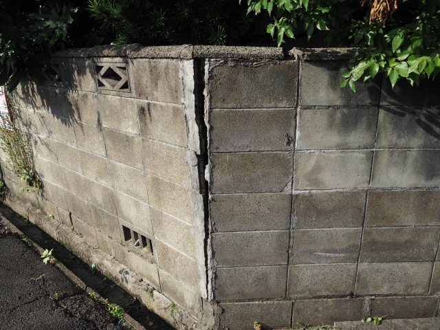 亀裂が入ったブロック塀