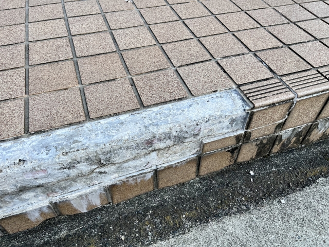 タイルの剥がれた玄関前