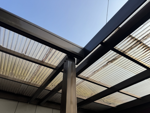 劣化した屋根材