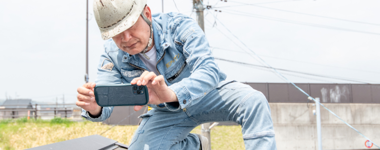 屋根を点検する様子