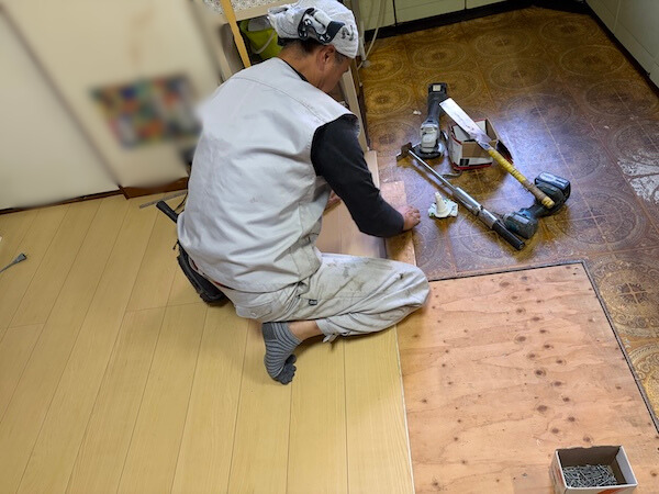 フロア張りキッチン