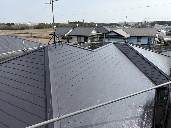 菰野市-F様邸-屋根塗装-上塗り
