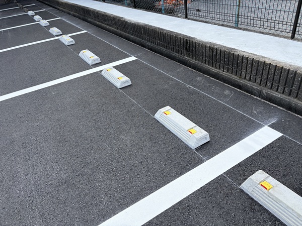 四日市市-駐車場-輪留め