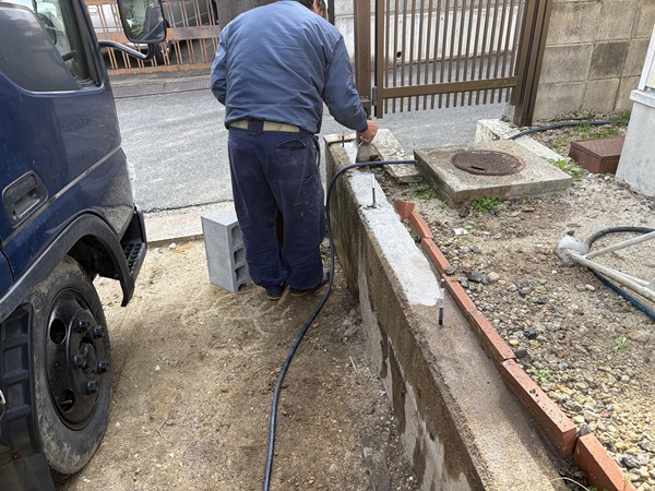 四日市市-A様邸-フェンス取り換え工事-接着剤塗布