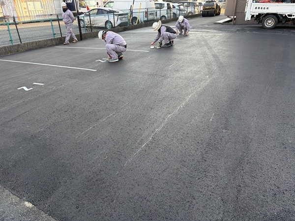 四日市市-駐車場-仮テープ