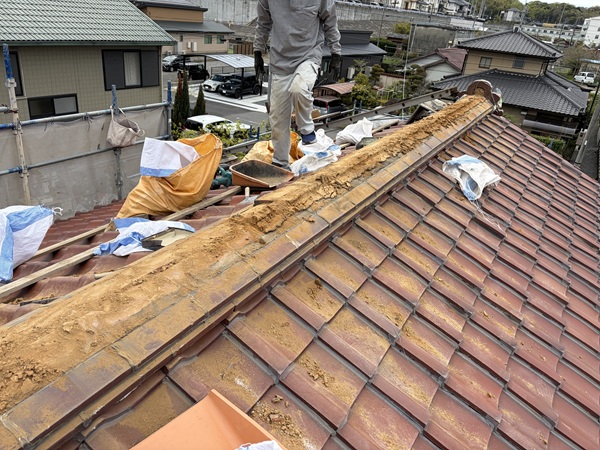 四日市市-K様邸-屋根雨漏り補修-既存棟瓦撤去